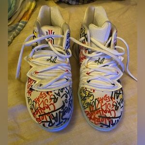 #keepsuefresh Kyrie 5s. Barely worn only dirt on the bottom. Size youth 5